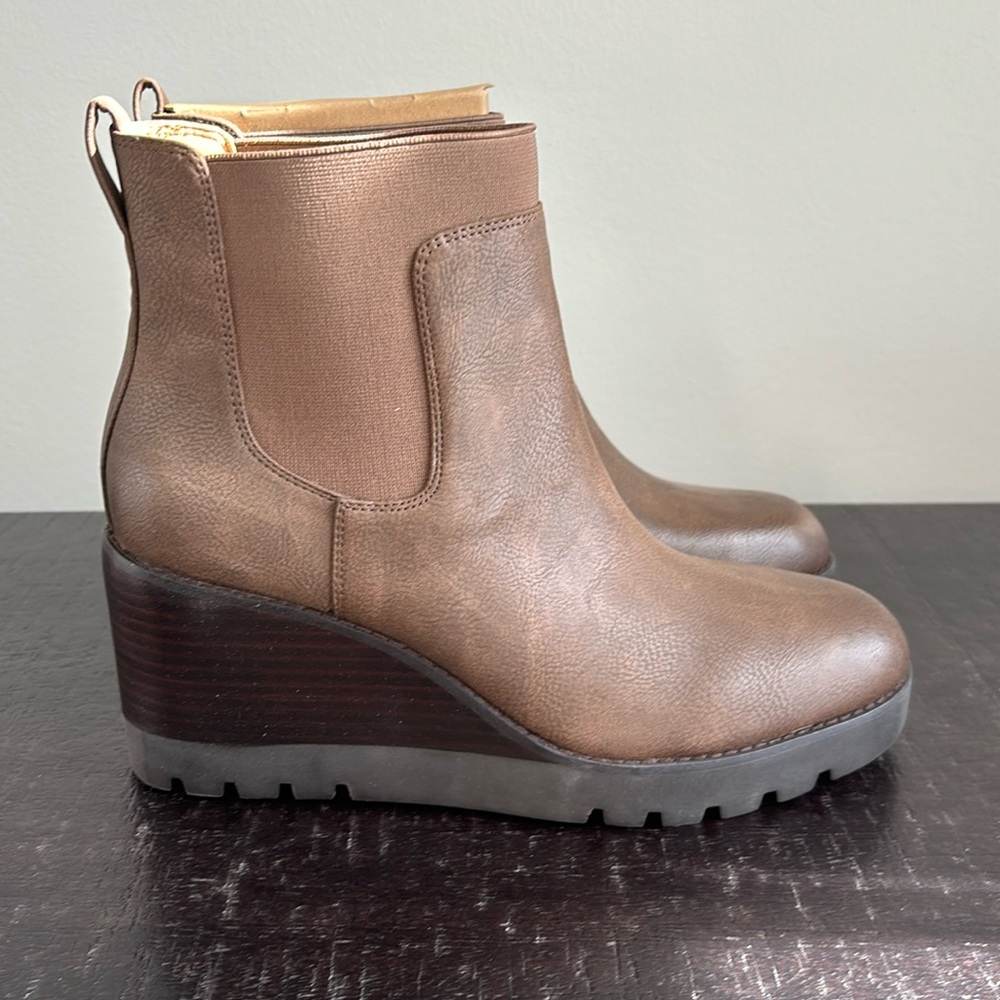 Crown Vintage Boots (Sz 9)